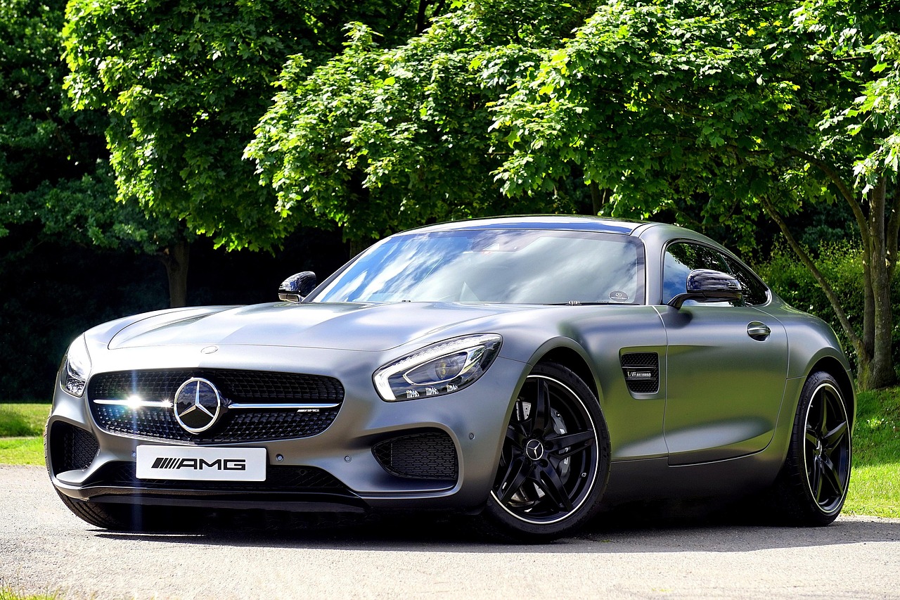 The Art of Choosing Your First Luxury Car: A Guide for New Enthusiasts